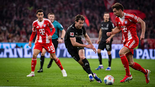 Leon Goretzka dribbelt mit dem Ball im Bundesliga-Spiel des FC Bayern gegen Borussia Mönchengladbach.