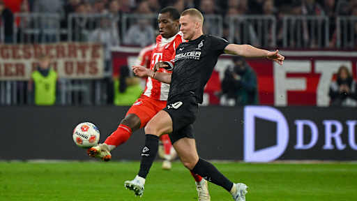 Nicolas Jackson führt einen Zweikampf im Bundesliga-Spiel des FC Bayern gegen Borussia Mönchengladbach.