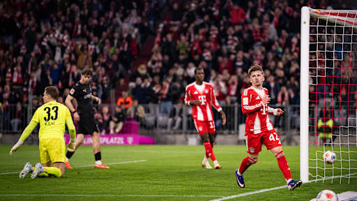Lennart Karl erzielt ein Abseitstor im Bundesliga-Spiel des FC Bayern gegen Borussia Mönchengladbach.