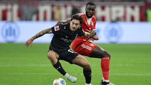Dayot Upamecano führt einen Zweikampf im Bundesliga-Spiel des FC Bayern gegen Borussia Mönchengladbach.