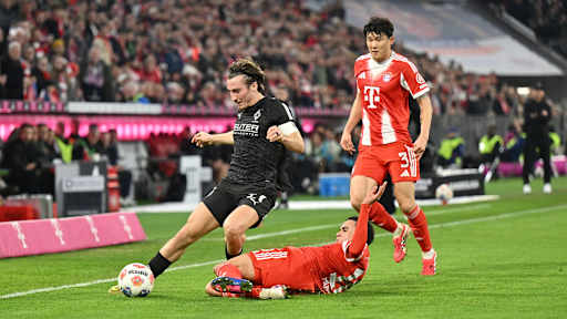 Jamal Musiala führt einen Zweikampf im Bundesliga-Spiel des FC Bayern gegen Borussia Mönchengladbach.