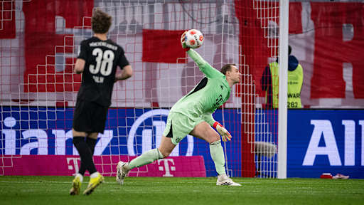 Manuel Neuer beim Abwurf im Bundesliga-Spiel des FC Bayern gegen Borussia Mönchengladbach.