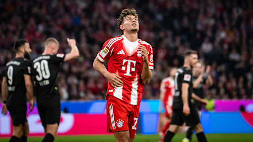 Tom Bischof schaut in den Himmel im Bundesliga-Spiel des FC Bayern gegen Borussia Mönchengladbach.