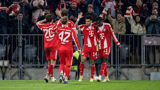 Spieler des FC Bayern bejubeln das Tor zum 1:0 von Luis Diaz im Bundesliga-Spiel gegen Borussia Mönchengladbach.