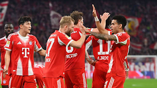 Spieler des FC Bayern bejubeln das Tor zum 2:0 von Konrad Laimer im Bundesliga-Spiel gegen Borussia Mönchengladbach.