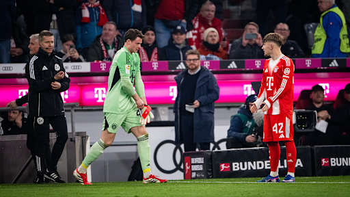 Jonas Urbig wird eingewechselt im Bundesliga-Spiel des FC Bayern gegen Borussia Mönchengladbach.