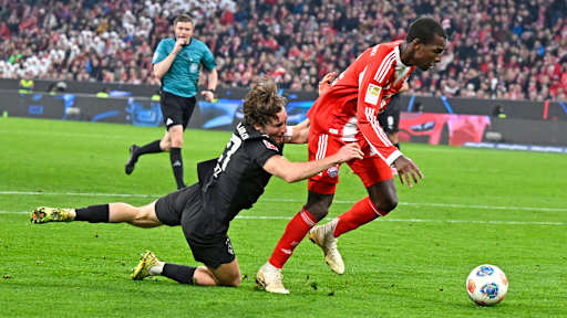 Nicolas Jackson wird im Strafraum gefoult im Bundesliga-Spiel des FC Bayern gegen Borussia Mönchengladbach.