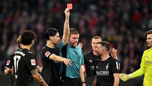 Schiedsrichter Robert Schröder zeigt die Rote Karte gegen Rocco Reitz im Bundesliga-Spiel des FC Bayern gegen Borussia Mönchengladbach.