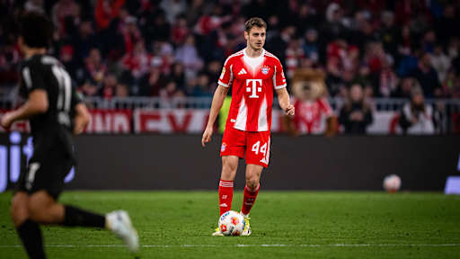 Josip Stanisic spielt einen Pass im Bundesliga-Spiel des FC Bayern gegen Borussia Mönchengladbach.