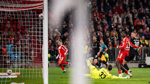 Nicolas Jackson erzielt das Tor zum 4:0 im Bundesliga-Spiel des FC Bayern gegen Borussia Mönchengladbach.