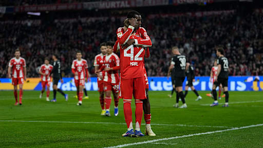 Nicolas Jackson bejubelt sein Tor zum 4:0 im Bundesliga-Spiel des FC Bayern gegen Borussia Mönchengladbach.