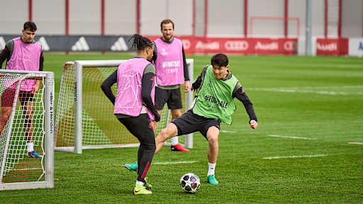 Minjae Kim im Zweikampf mit Michael Olise im Abschlusstraining des FC Bayern vor dem Champions League-Achtelfinale in Bergamo