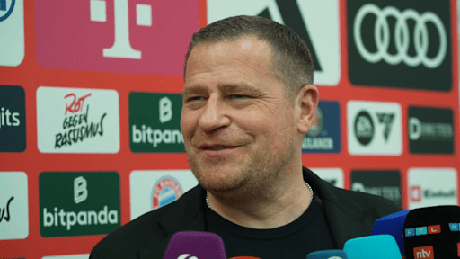 Max Eberl spricht auf der Flughafen-PK vor dem Spiel bei Atalanta Bergamo.