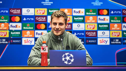Josip Stanišić auf der Pressekonferenz in Bergamo