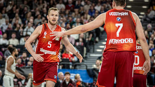 Niels Giffey und Johannes Voigtmann feiern den Sieg