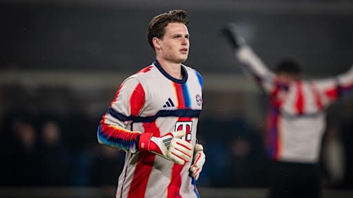 Jonas Urbig läuft sich warm im Hinspiel des FC Bayern bei Atalanta Bergamo im Champions League Achtelfinale