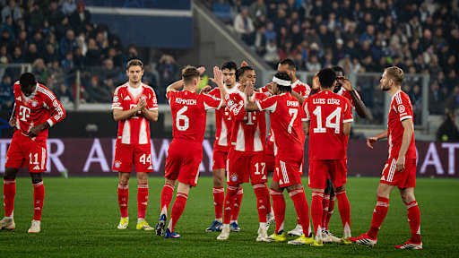 FCB-Spieler klatschen sich vor Anpfiff ab im Hinspiel des FC Bayern bei Atalanta Bergamo im Champions League Achtelfinale