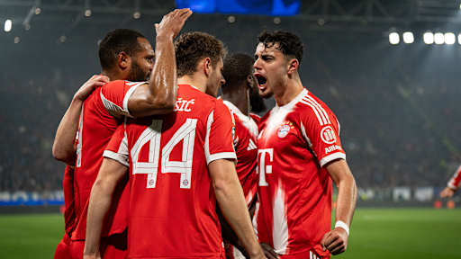 Josip Stanisic jubelt mit Aleks Pavlovic nach dem 1:0 im Hinspiel des FC Bayern bei Atalanta Bergamo im Champions League Achtelfinale