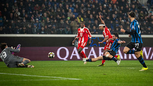 Serge Gnabry schießt den Ball zum 3:0 ins Tor im Hinspiel des FC Bayern bei Atalanta Bergamo im Champions League Achtelfinale