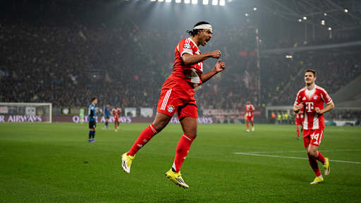 Serge Gnabry jubelt im Sprung nach dem 3:0 im Hinspiel des FC Bayern bei Atalanta Bergamo im Champions League Achtelfinale