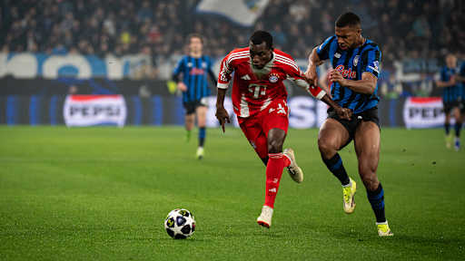 Nicolas Jackson im Laufduell um den Ball im Hinspiel des FC Bayern bei Atalanta Bergamo im Champions League Achtelfinale