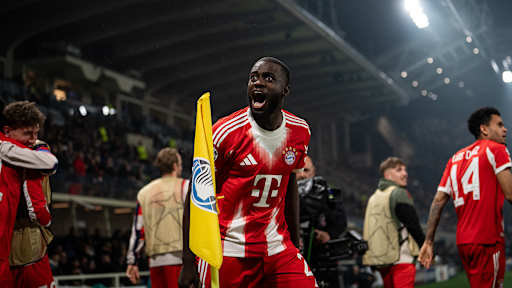 Dayot Upamecano jubelt an der Eckfahne nach Nicolas Jacksons 4:0 im Hinspiel des FC Bayern bei Atalanta Bergamo im Champions League Achtelfinale