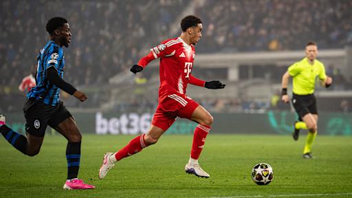 Jamal Musiala rennt mit dem Ball am Fuß im Hinspiel des FC Bayern bei Atalanta Bergamo im Champions League Achtelfinale