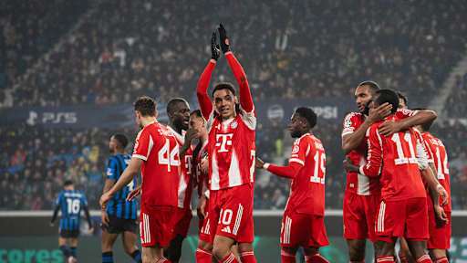 Jamal Musisla klatscht in die Hände nach dem Tor zum 6:0 im Hinspiel des FC Bayern bei Atalanta Bergamo im Champions League Achtelfinale