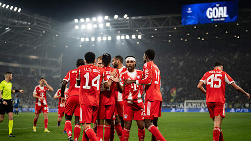 Serge Gnabry in der Jubeltraubeim Hinspiel des FC Bayern bei Atalanta Bergamo im Champions League Achtelfinale
