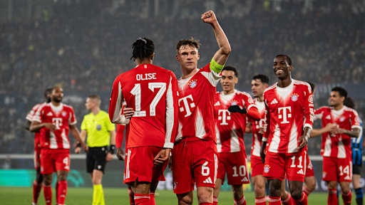 Joshua Kimmich jubelt mit Michael Olise nach dem 5.= im Hinspiel des FC Bayern bei Atalanta Bergamo im Champions League Achtelfinale