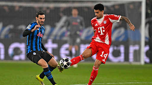 Luis Diaz im Zweikampf im Hinspiel des FC Bayern bei Atalanta Bergamo im Champions League Achtelfinale