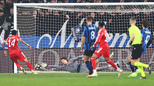 Der Ball schlägt zum 2:0 im Tor ein nach dem Schuss von Michael Olise im Hinspiel des FC Bayern bei Atalanta Bergamo im Champions League Achtelfinale