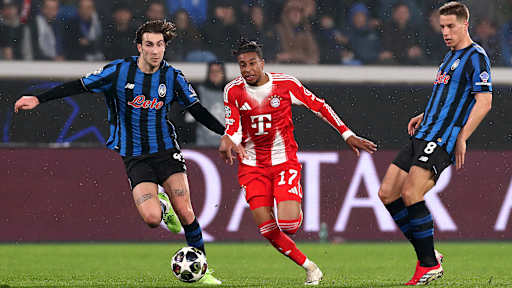 Michael Olise im Laufduell um den Ball im Hinspiel des FC Bayern bei Atalanta Bergamo im Champions League Achtelfinale