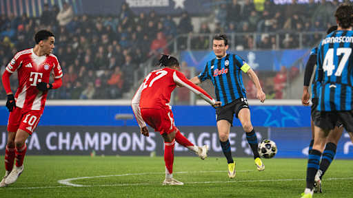 Michael Olise zieht ab zum 5:0 im Hinspiel des FC Bayern bei Atalanta Bergamo im Champions League Achtelfinale