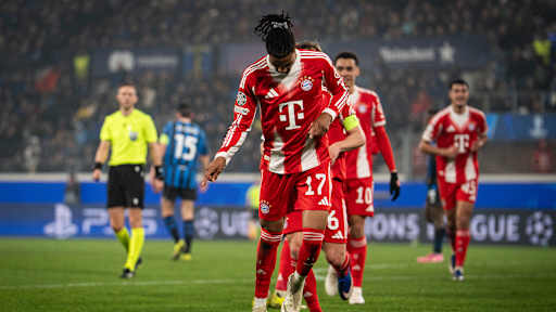 Michael Olise führt ein Tänzchen auf nach dem 5:0 im Hinspiel des FC Bayern bei Atalanta Bergamo im Champions League Achtelfinale