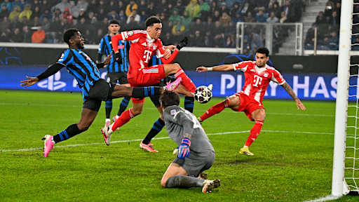 Jamal Musiala schießt den Ball zum 6:0 ins Tor im Hinspiel des FC Bayern bei Atalanta Bergamo im Champions League Achtelfinale