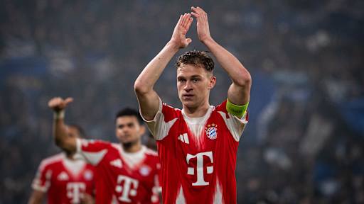 Joshua Kimmich applaudiert in Richtung Fans im Hinspiel des FC Bayern bei Atalanta Bergamo im Champions League Achtelfinale