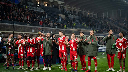 Das Team jubelt vor den mitgereisten Fans im Hinspiel des FC Bayern bei Atalanta Bergamo im Champions League Achtelfinale