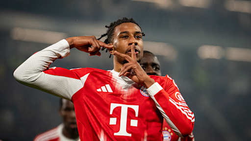 Michael Olise legt den Finger zum Jubel auf die Lippe nach dem 2:0 im Hinspiel des FC Bayern bei Atalanta Bergamo im Champions League Achtelfinale