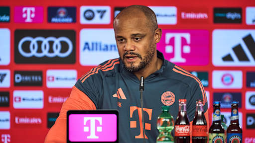 Vincent Kompany spricht im Pressetalk des FC Bayern zum Spiel in Leverkusen
