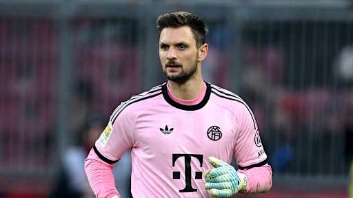 Sven Ulreich in the pink FC Bayern jersey in a friendly.