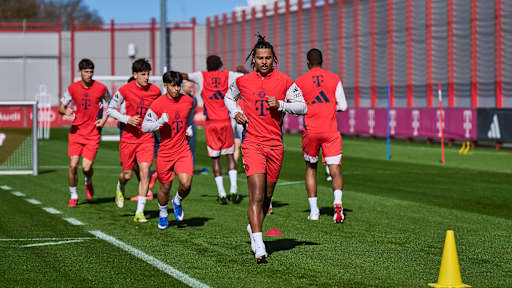 Serge Gnabry und Teamkollegen beim Warmlaufen im Abschlusstraining des FC Bayern vor dem Spiel in Leverkusen
