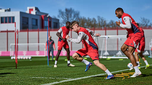 Lennart Karl setzt zum Sprint an im Abschlusstraining des FC Bayern vor dem Spiel in Leverkusen