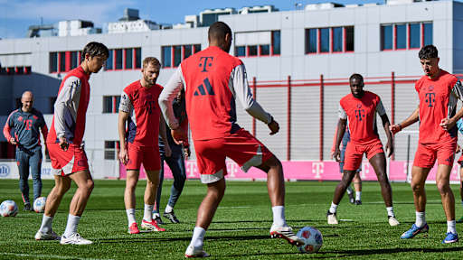 Jonathan Tah am Ball im Abschlusstraining des FC Bayern vor dem Spiel in Leverkusen