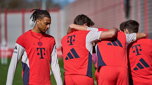 Michael Olise im Abschlusstraining des FC Bayern vor dem Spiel in Leverkusen