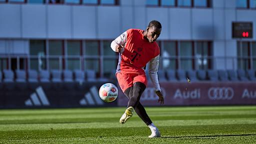 Nicolas Jackson beim Torschuss im Abschlusstraining des FC Bayern vor dem Spiel in Leverkusen