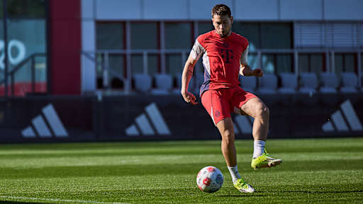 Raphael Guerreiro am Ball im Abschlusstraining des FC Bayern vor dem Spiel in Leverkusen