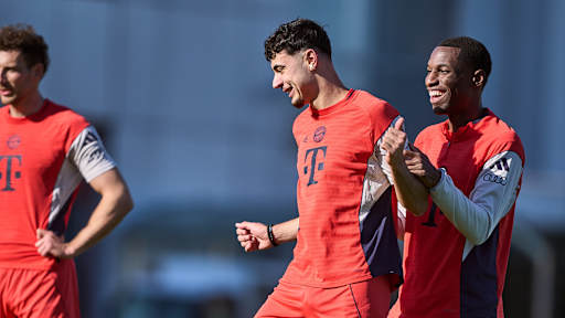 Aleksandar Pavlovic und Nicolas Jackson lachen gemeinsam im Abschlusstraining des FC Bayern vor dem Spiel in Leverkusen