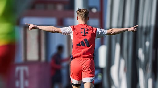 Joshua Kimmich jubelt im Abschlusstraining des FC Bayern vor dem Spiel in Leverkusen