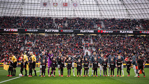 Teams nehmen Aufstellung auf dem Rasen im Bundesliga-Spiel des FC Bayern bei Bayer 04 Leverkusen